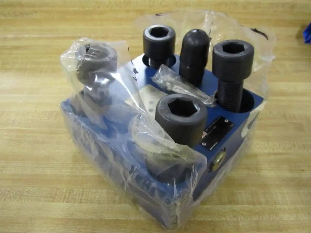 Hydraulic manifold single unit R900974682 FD 69213 LFA 63 DBW2-71/400 in clear packaging with visible port connections.