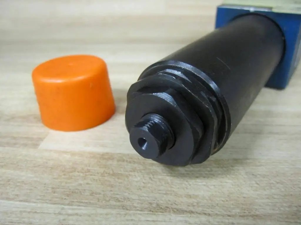Close-up of Bosch ZDR6DB2-43/75YMV/12 sandwich plate pressure-reducing valve, nominal size 6, direct-operated, with cap.