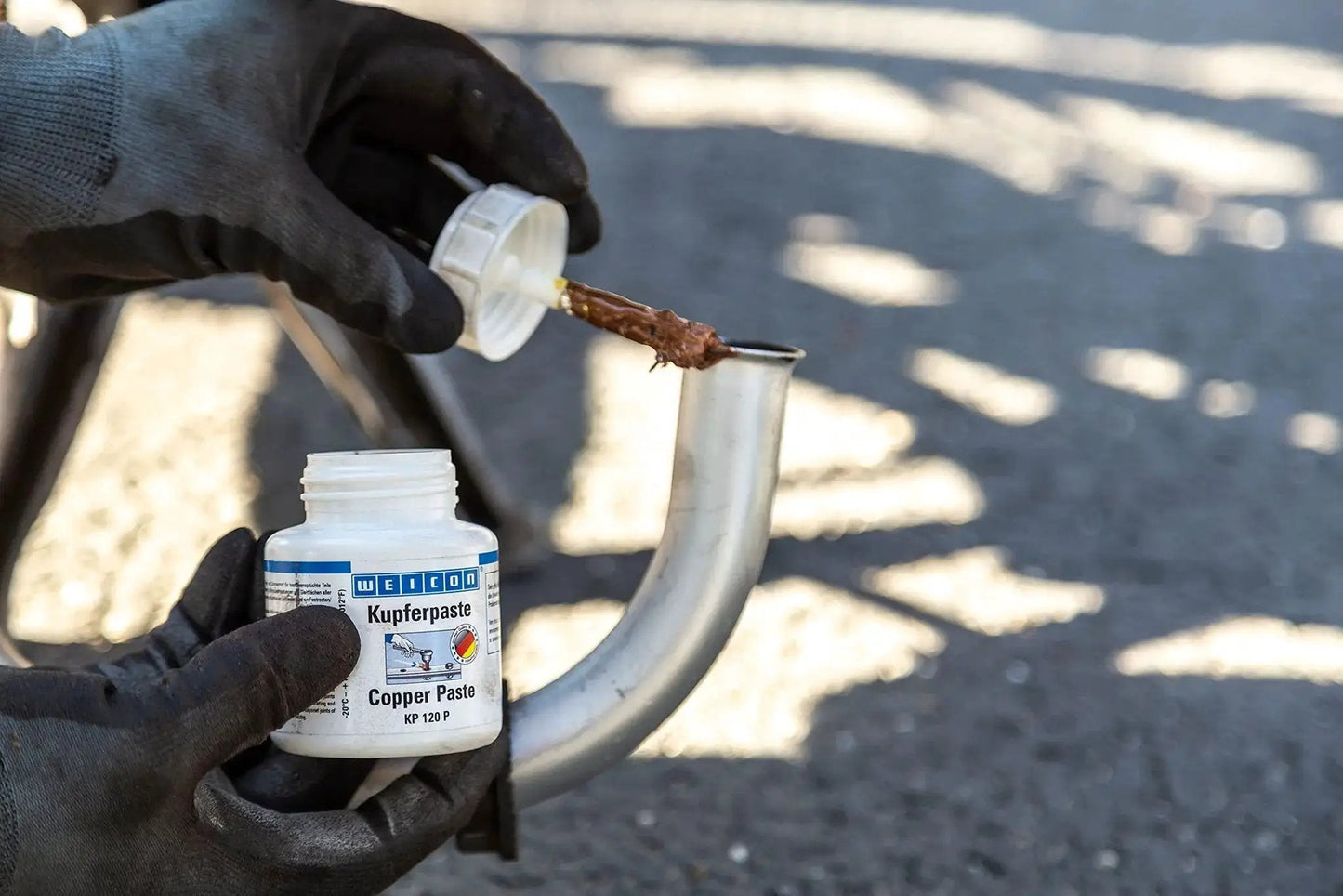 Copper Paste Anti Seize Lubricant For High Temperature Threads And Joints Heavy Duty Assembly Compound being applied to pipe