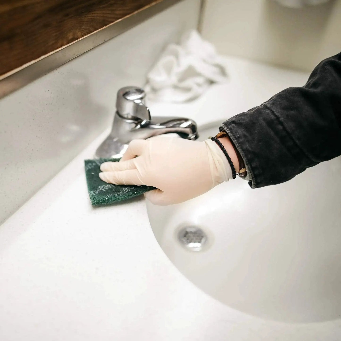 Person wearing Industrial Grade Latex Disposable Gloves 8 Mil Powder Free Double Chlorinated Case Of 1000 cleaning a sink
