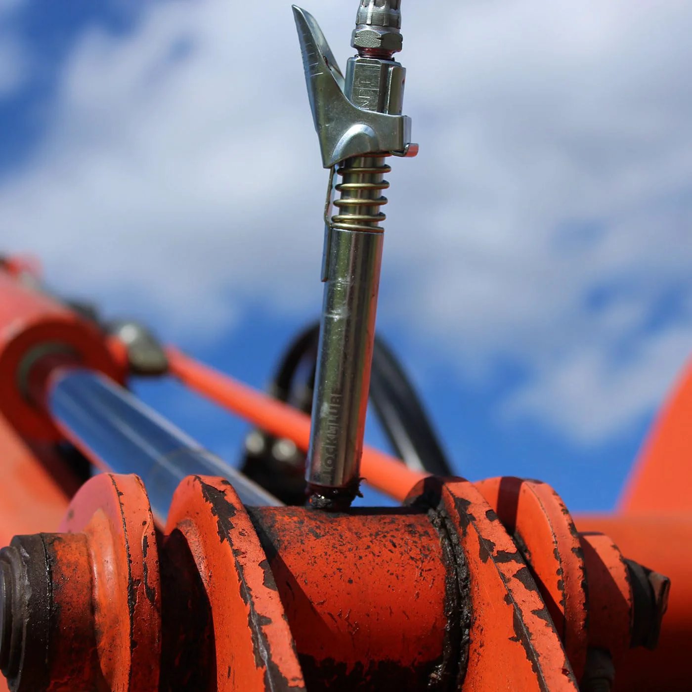 Extra Reach XL Grease Gun Coupler With Universal Fit Locking Hands Free Design For Recessed Fittings High Pressure Up To 10,000 PSI