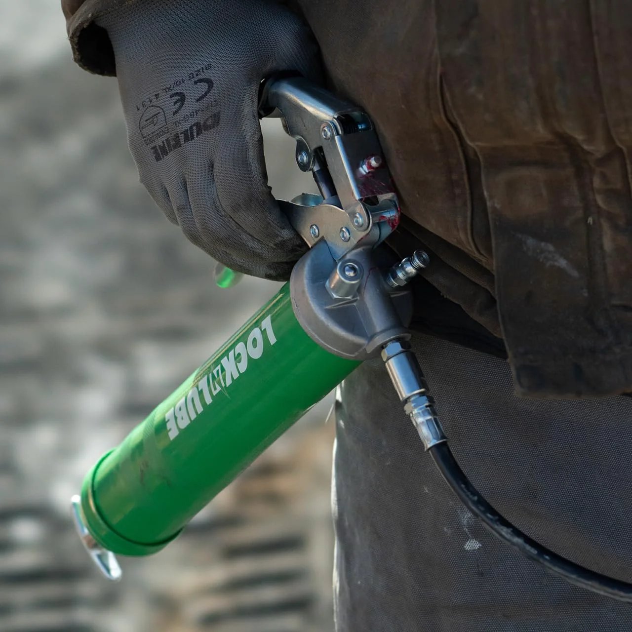 Heavy Duty Pistol Grip Grease Gun With Patented LockNLube Coupler Locks On And Does Not Leak, 20 Inch Hose With Inline Swivel
