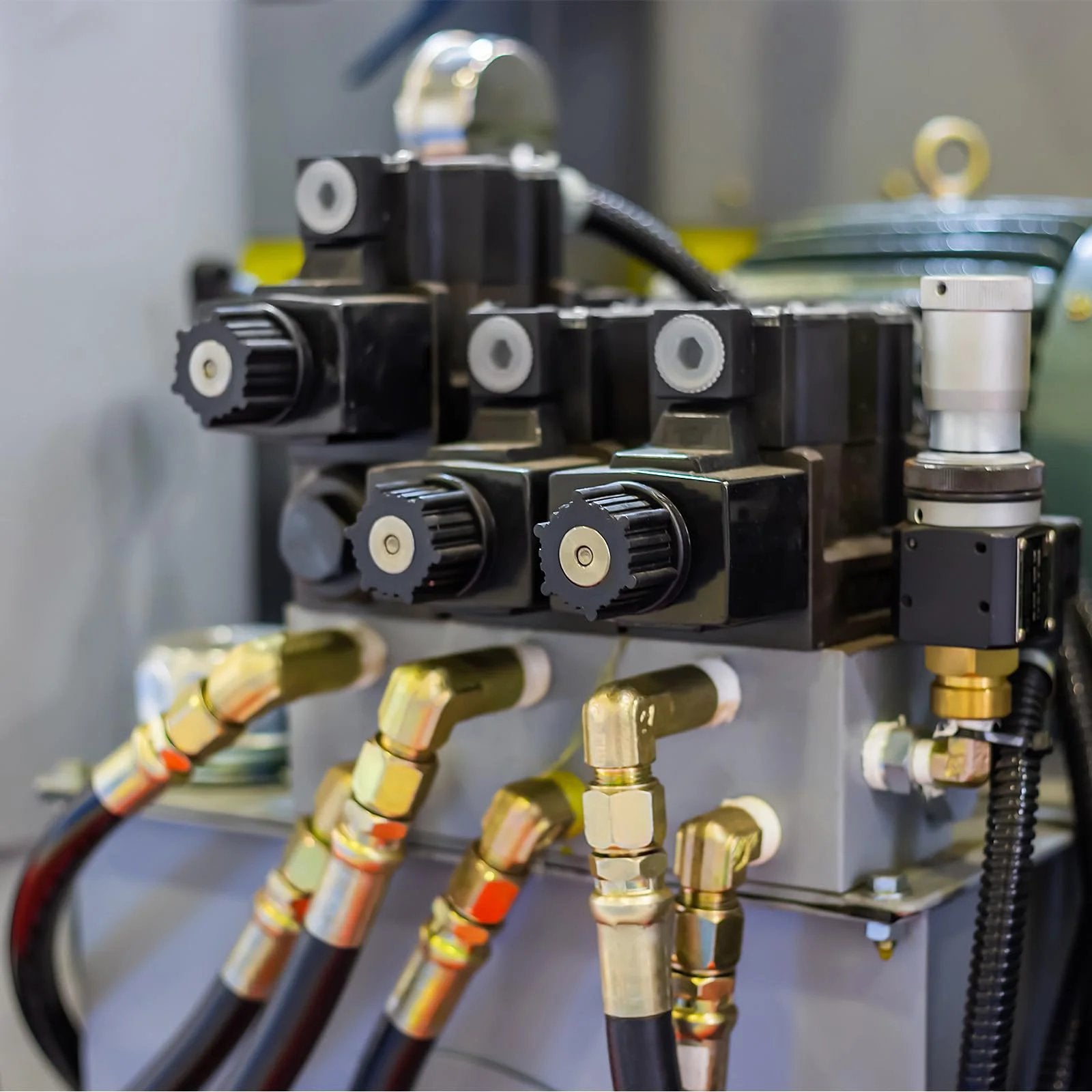 Hydraulic system with multiple brass compression sleeve ferrules for 2mm tubes, used in high-pressure water, oil, air lines.