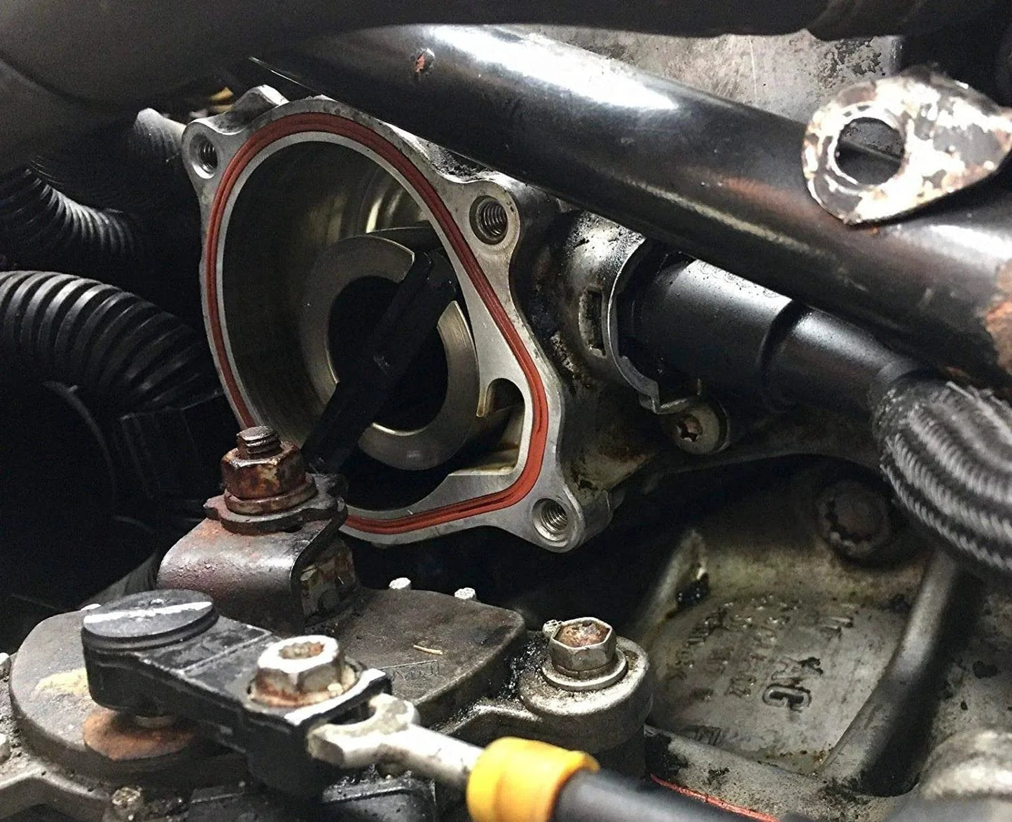 Vacuum Pump Rebuild Seal Kit For VW And Audi 2.5L 07K145100C installed on engine showing detail of seal placement