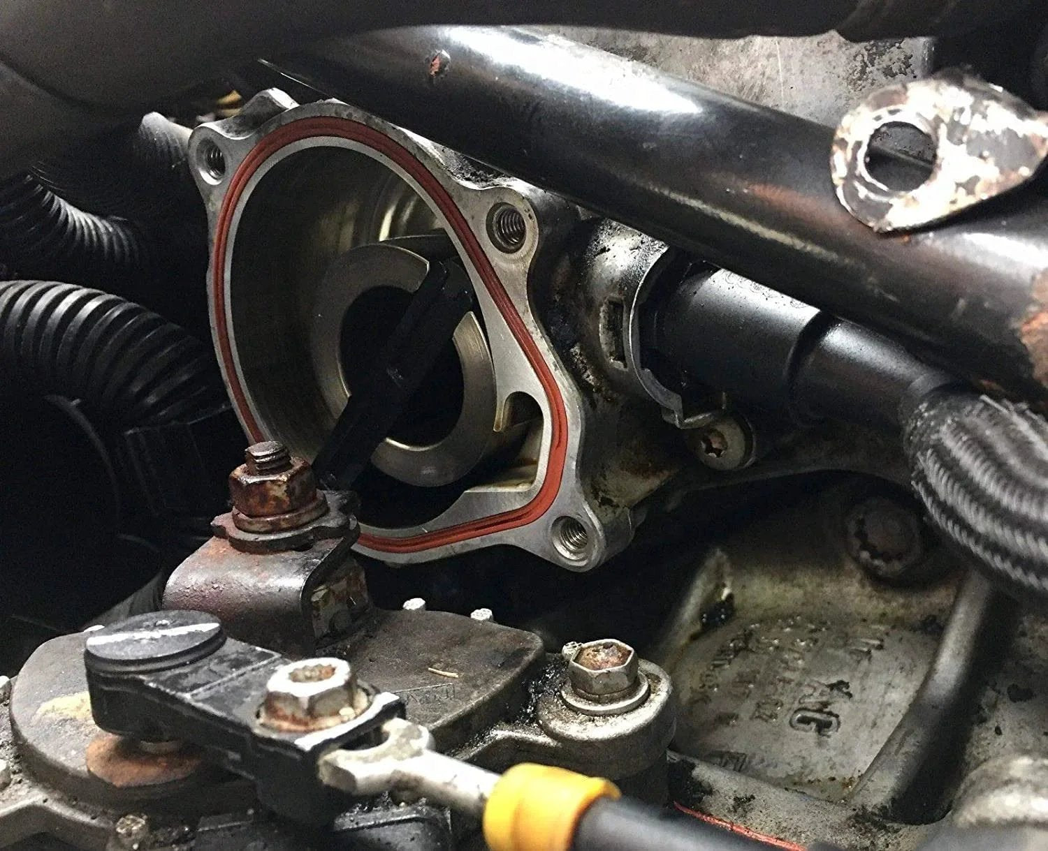 Vacuum Pump Rebuild Seal Kit For VW And Audi 2.5L 07K145100C installed on engine showing detail of seal placement