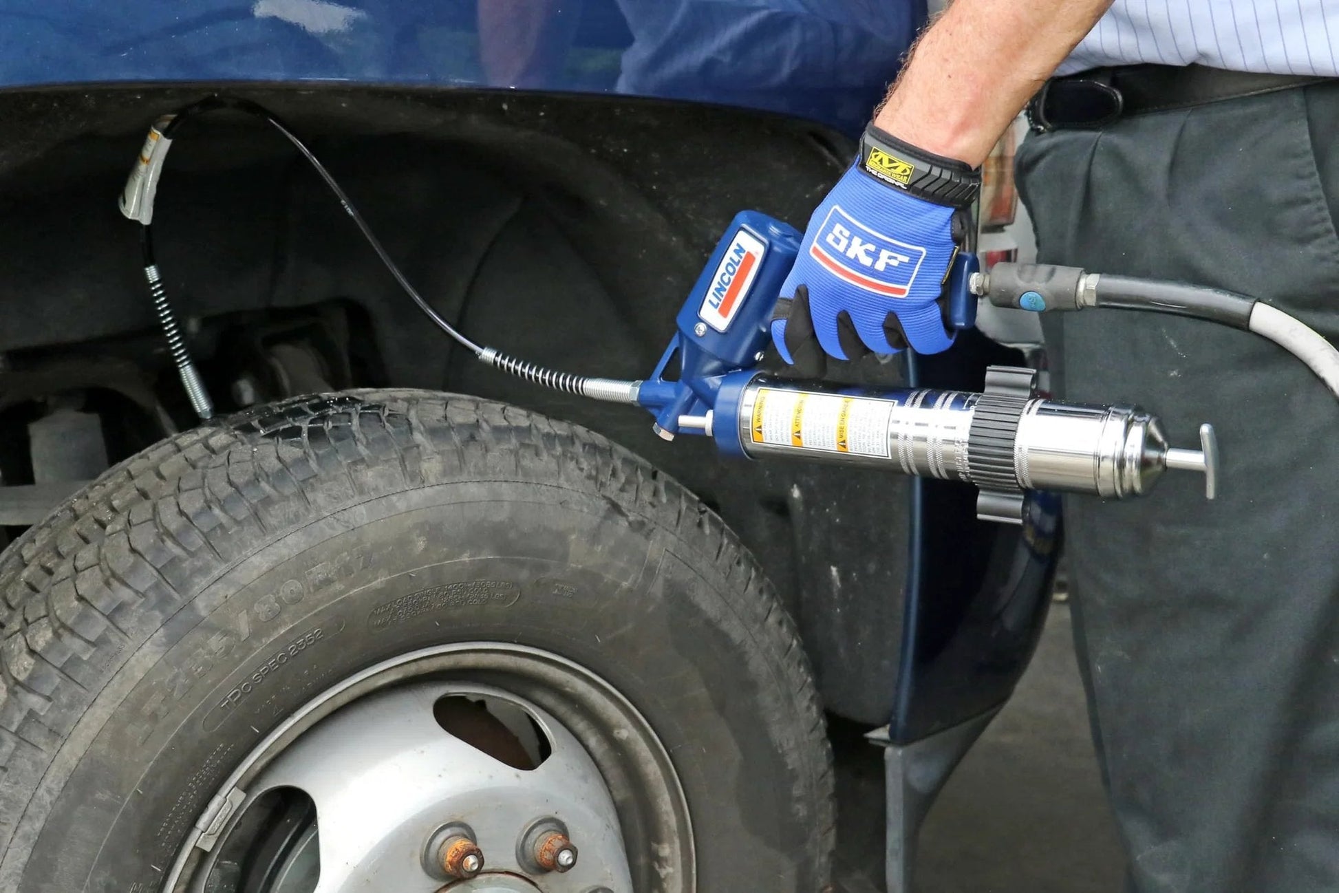 Heavy Duty Lever Action Grease Gun From Lincoln With Cast Iron Pump Head 10000 PSI Max Fits 14.5 Oz Cartridges Or 16 Oz Bulk