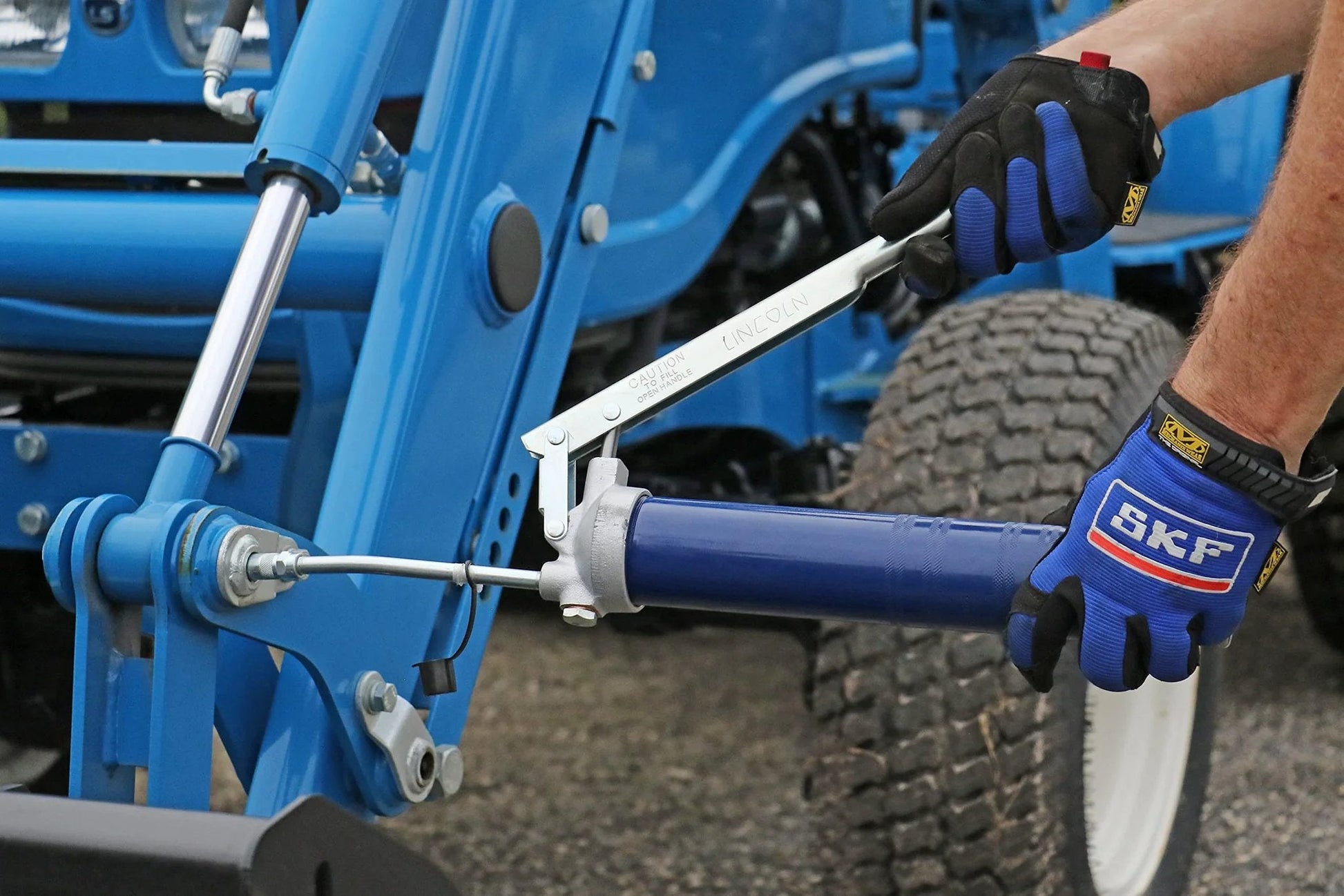 Heavy Duty Lever Action Grease Gun From Lincoln With Cast Iron Pump Head 10000 PSI Max Fits 14.5 Oz Cartridges Or 16 Oz Bulk Includes 6 Inch Extension And Hydraulic Coupler For Auto Farm And Industrial Use