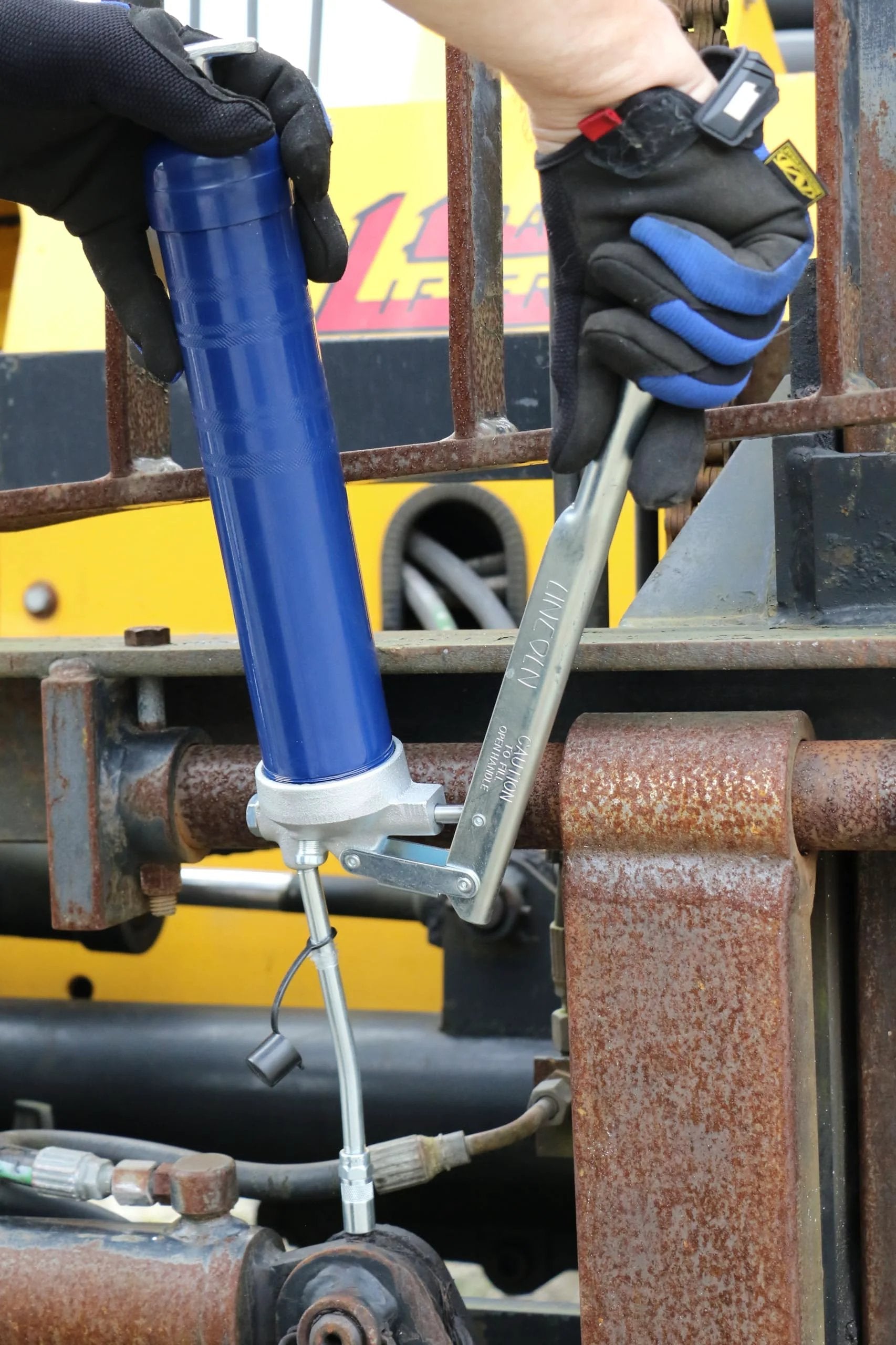 Heavy Duty Lever Action Grease Gun From Lincoln With Cast Iron Pump Head 10000 PSI Max Fits 14.5 Oz Cartridges Or 16 Oz Bulk