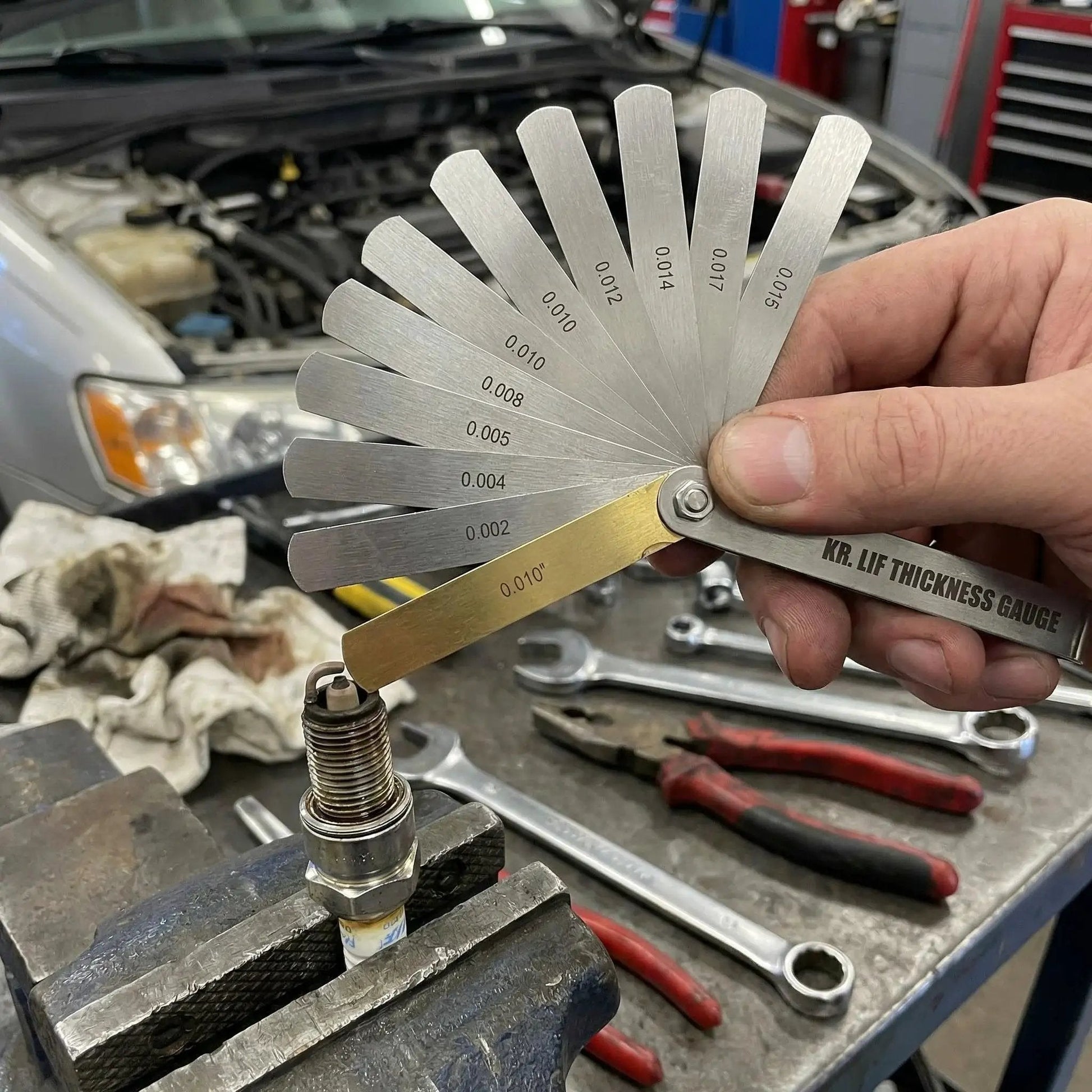 Stainless Steel Feeler Gauge Set For Spark Plugs With 32 Blades From 0.04 To 0.88 Mm Gap Tool Filler Gauge in use in garage