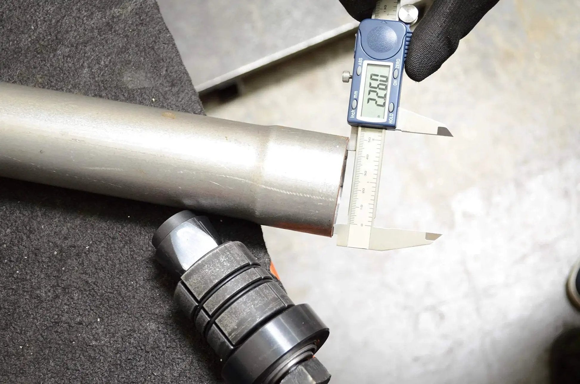 Exhaust Pipe Stretcher Kit Heavy Duty Expander For Small To Large Exhaust Piping with caliper measurement on metal pipe