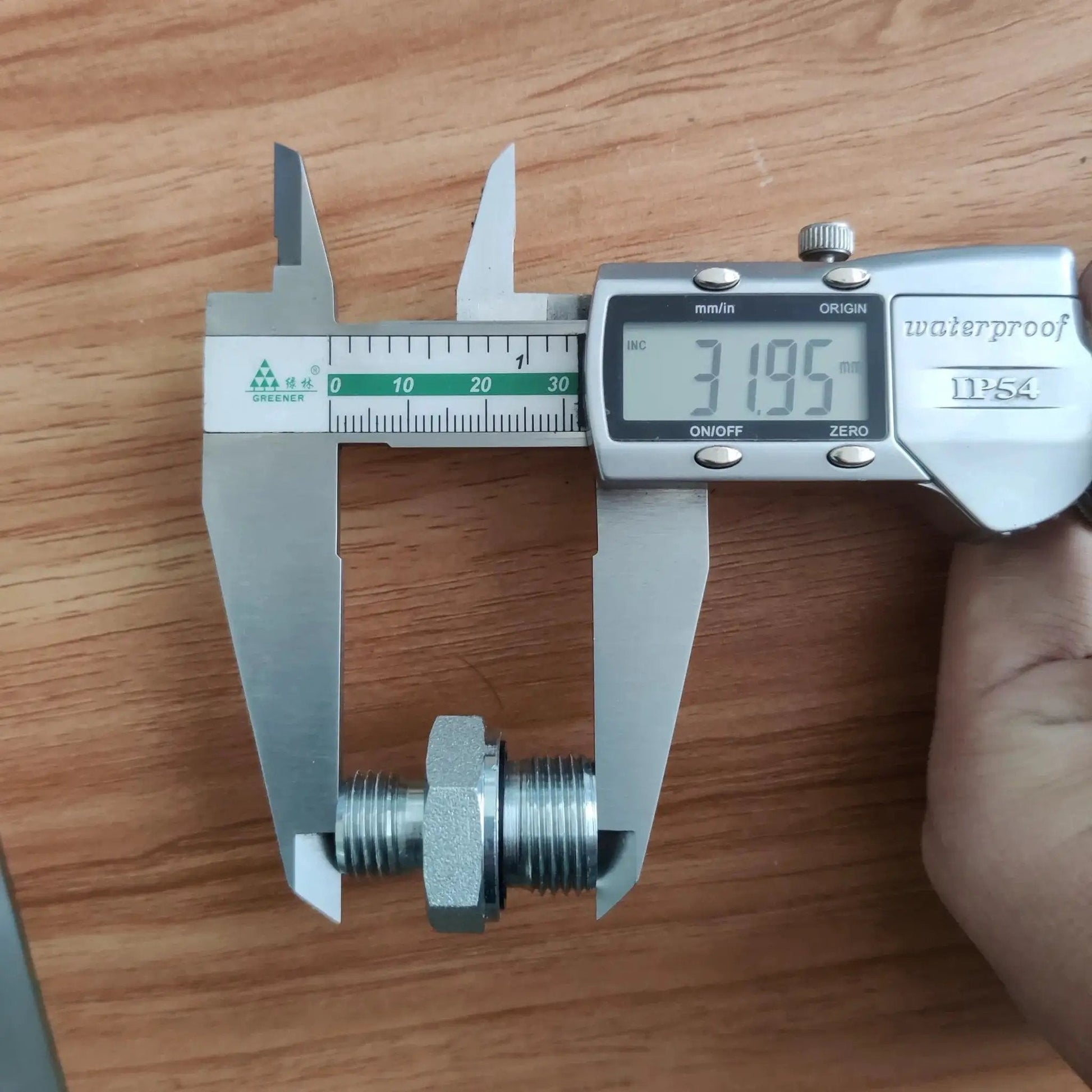 Heavy Duty Hydraulic Hose Fitting Adapter measurement with caliper, 14H to 18ED Threaded Pipe Connector, 1.5mm Port, Straight Full Port.