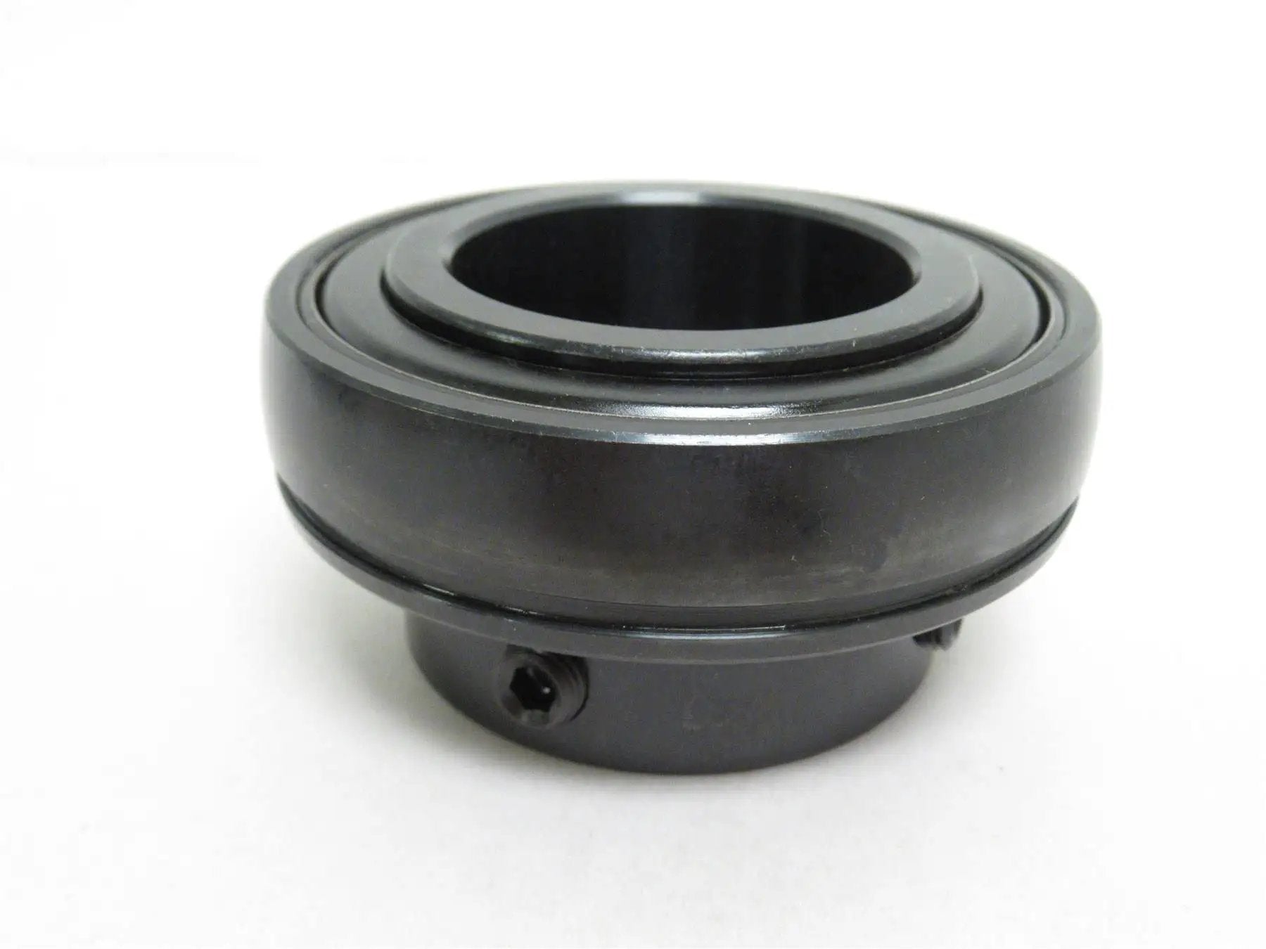 Ball Bearing Insert With One And Fifteen Sixteenths Inch Bore And Ninety Millimeter Outer Diameter Heavy Duty Set Screw Locking Industrial Grade Precision Component For Machinery Rexnord MB251-1516-PENPA, side view.