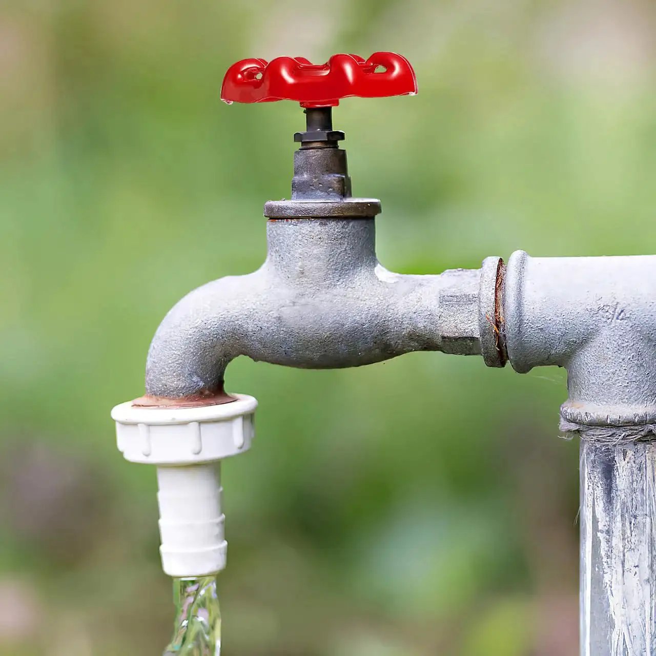 Red metal faucet handle on installed outdoor spigot for 10 Pack Metal Outside Faucet Round Wheel Handles With Square Broach For Cast Iron Hose Bibb Valves Replacement And Shutoff Valve Easy Operation Durable Cast Iron Construction Reliable Sealing Ideal For Garden And Plumbing Fixtures