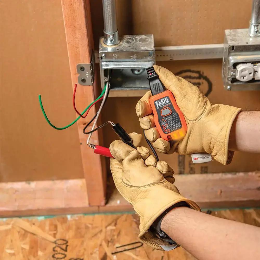 ET310KIT AC Circuit Breaker Finder Kit with Transmitter and Receiver in use, identifying breaker with visual and audible cues.