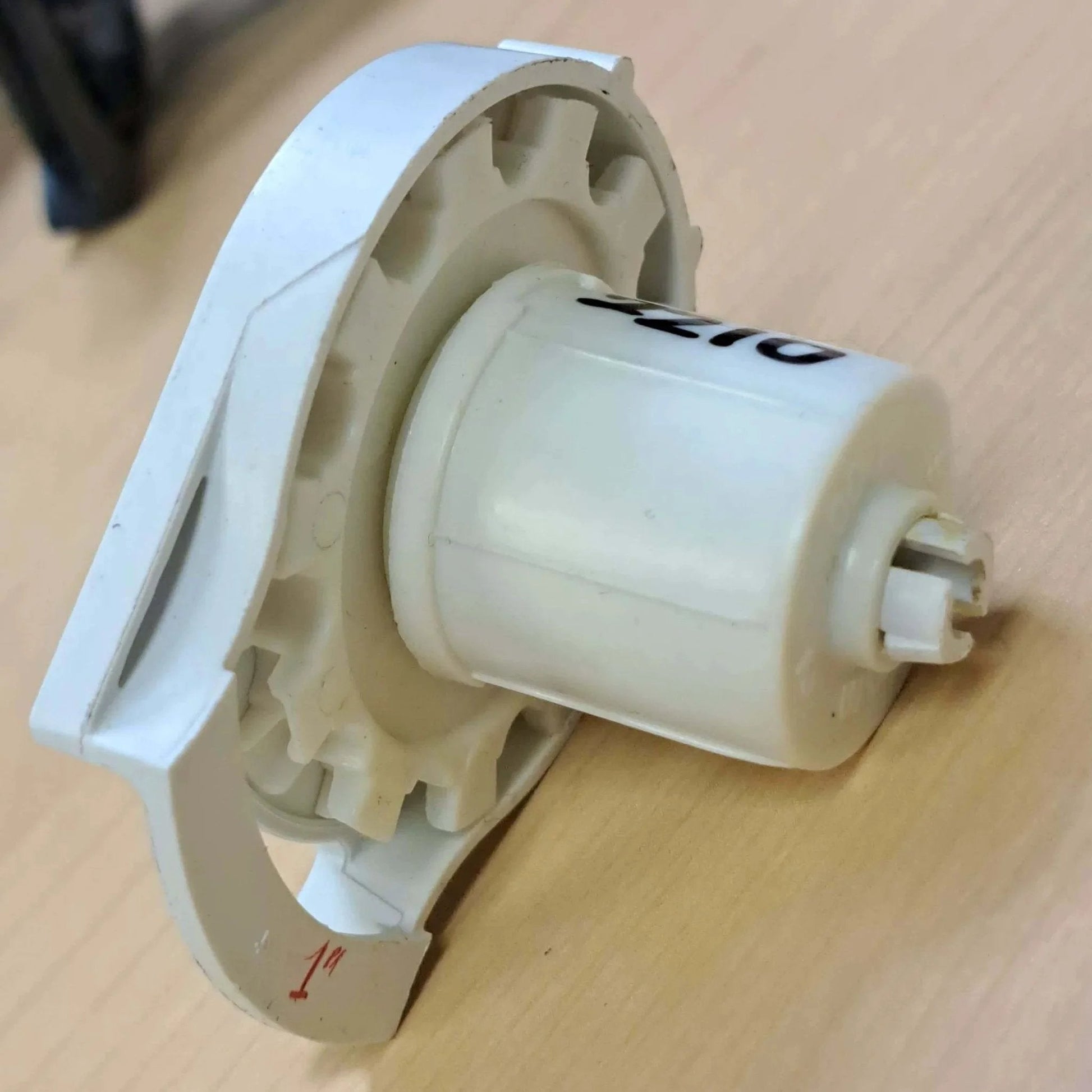 Side view of Clutch R Series with Bead Stopper (White, R8-1" Tube) showing white PBT housing and bead lock mechanism.
