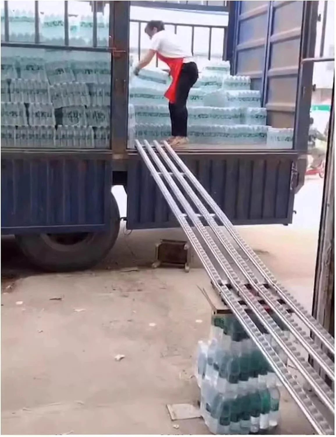 Stainless Steel Roller Conveyor Belt For Light Duty Gravity Conveyor Table With ABS Plastic Rollers used in truck unloading.