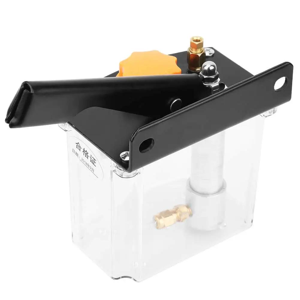 Hand Oiler HP5R Manual Lubricating Pump Right Hand Operated 650cc for CNC machines close-up.