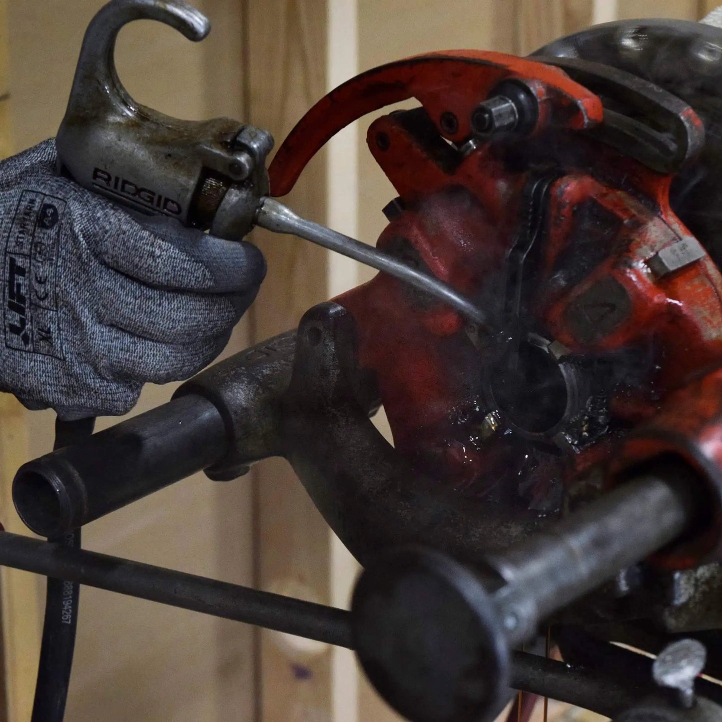 Applying Dark Cutting Oil For High RPM Threading Of Steel And Brass Pipe 32 Oz Sulfonated And Chlorinated Formula on threading machine