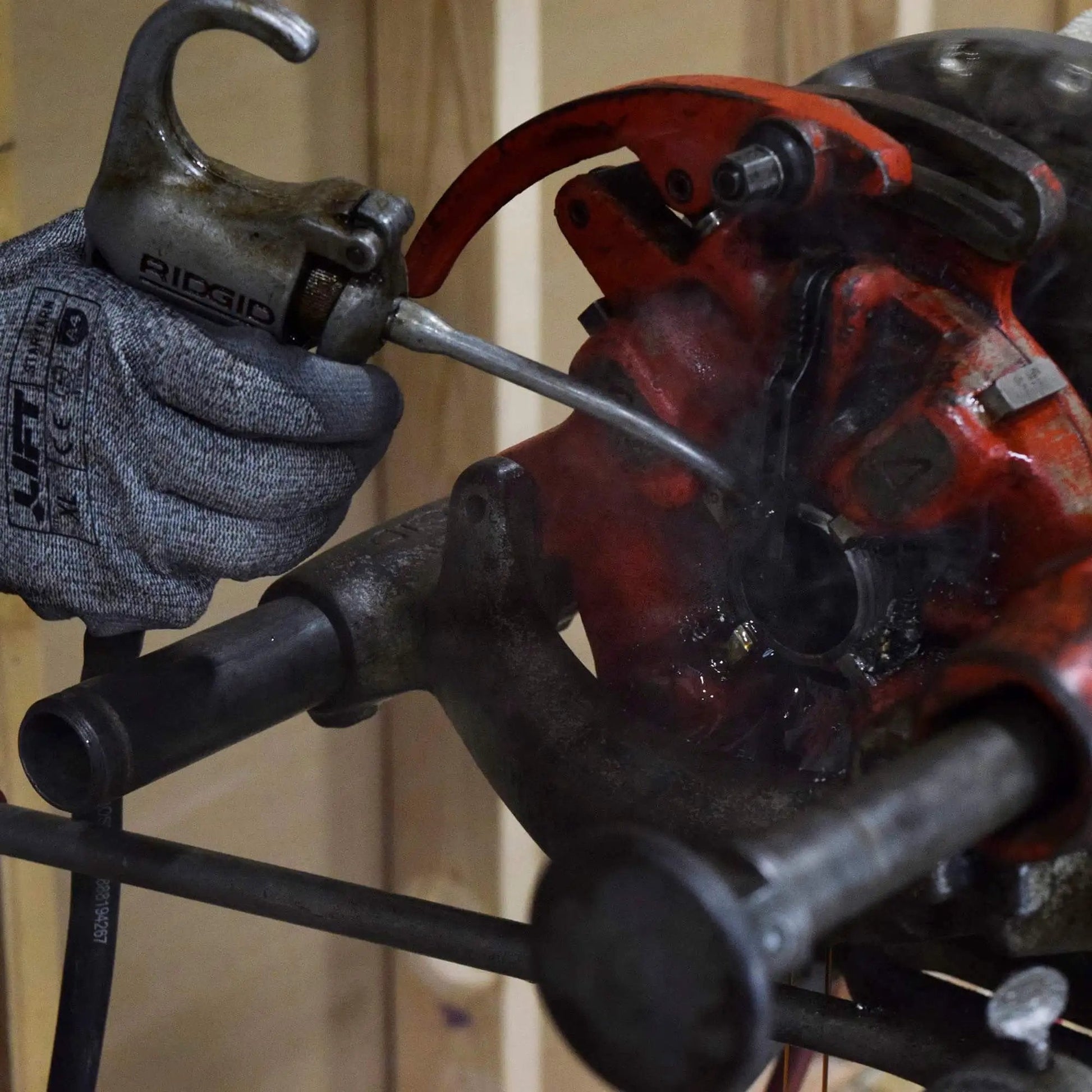 Applying Dark Cutting Oil For High RPM Threading Of Steel And Brass Pipe 32 Oz Sulfonated And Chlorinated Formula on threading machine