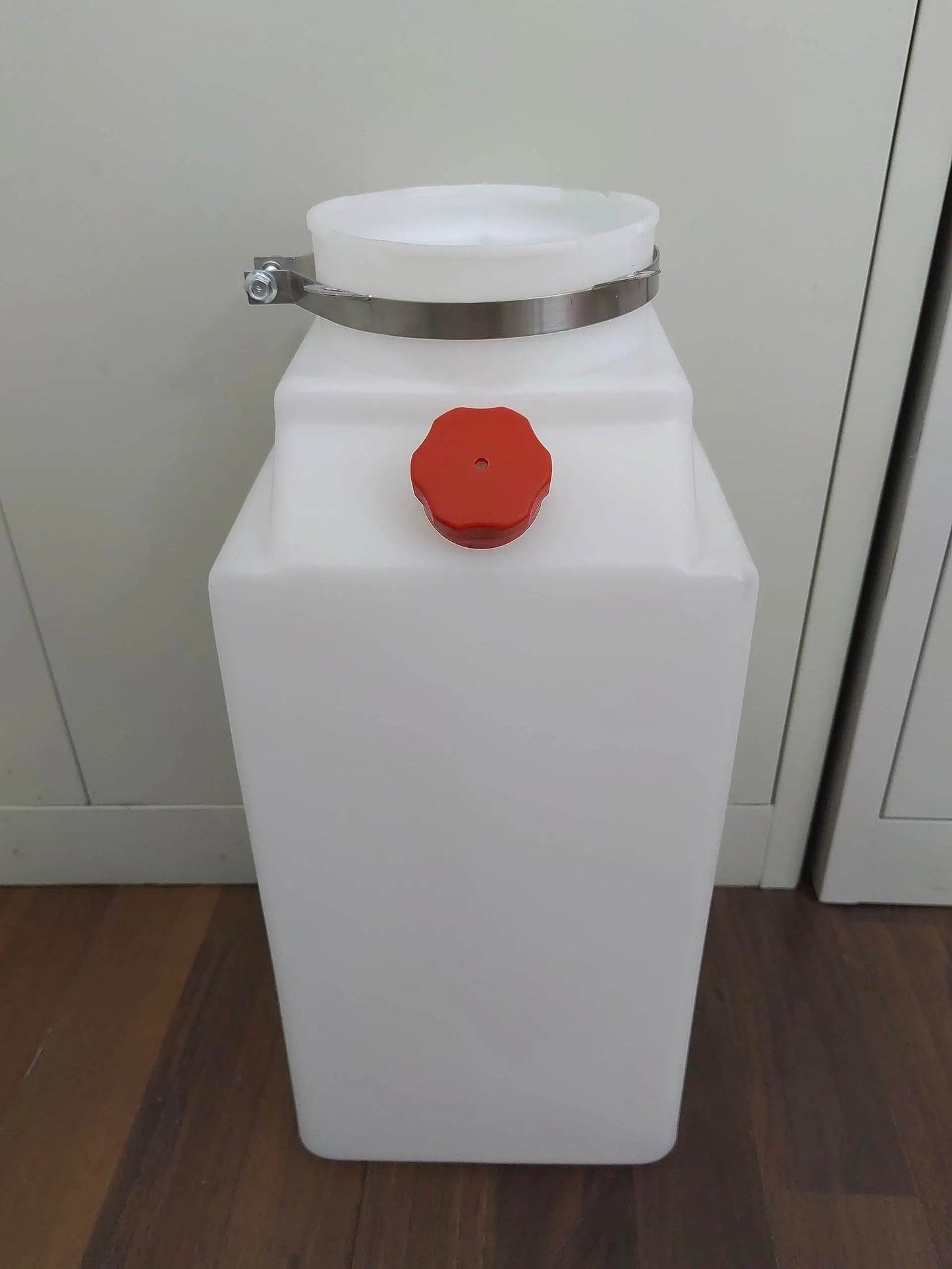 Universal Car Lift Oil Pot Hydraulic Reservoir Tank For Storage And Lifting 13 Liter Capacity 43 Cm Tall Thick Plastic
