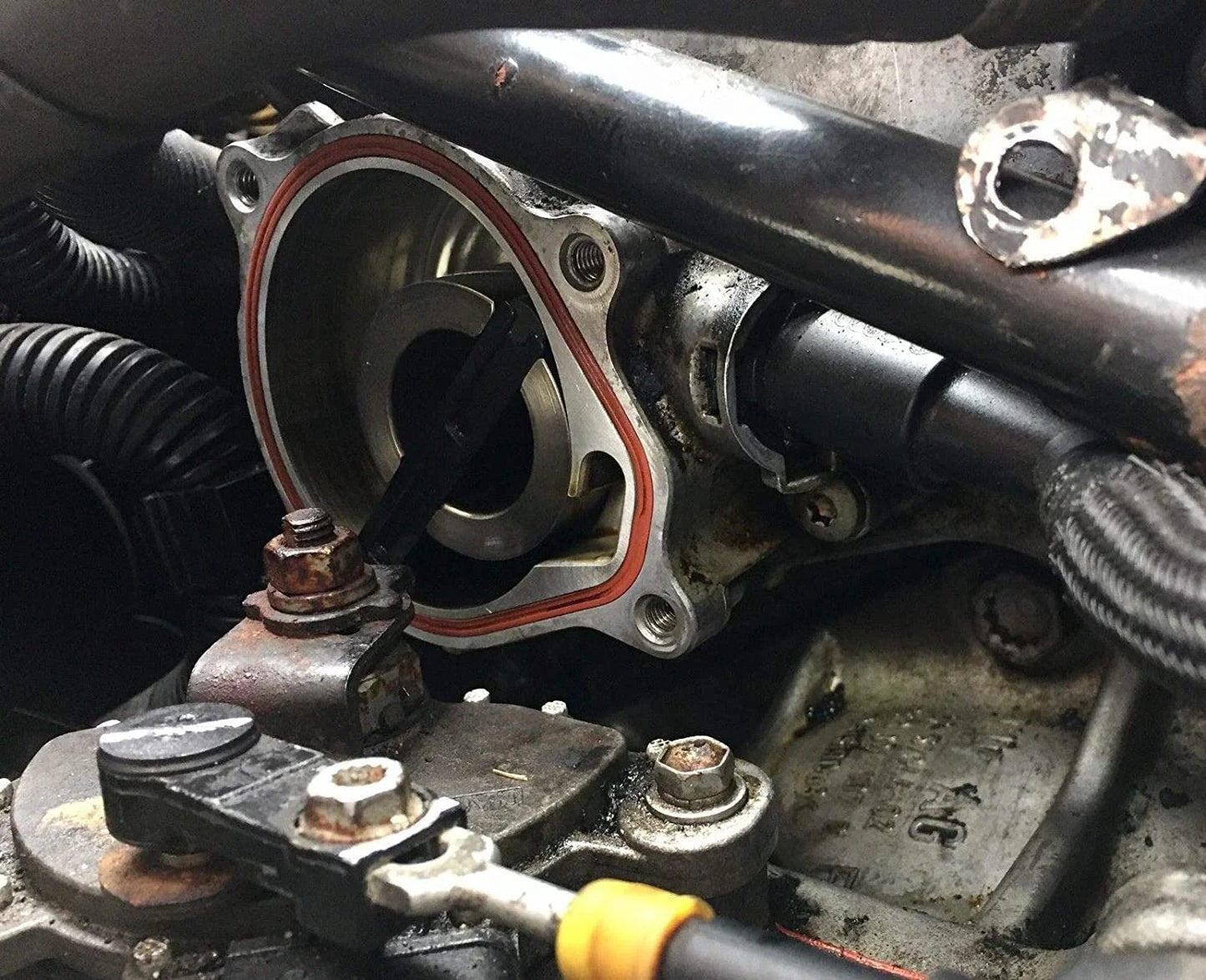 Close-up of installed Vacuum Pump Rebuild Kit For VW Vehicles Jetta Beetle Golf Passat And Audi 2 5L 07K145100C showing gasket and seal.