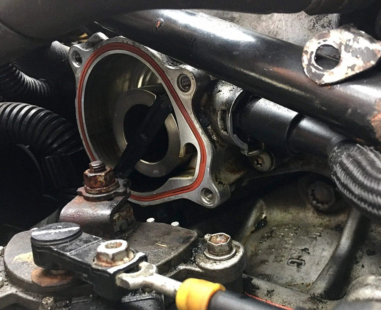 Close-up of installed Vacuum Pump Rebuild Kit For VW Vehicles Jetta Beetle Golf Passat And Audi 2 5L 07K145100C showing gasket and seal.